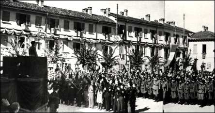 Mussolini in Piazza Umberto I